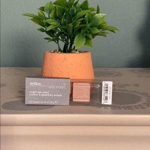 Aveda single eyeshadow 939 opal